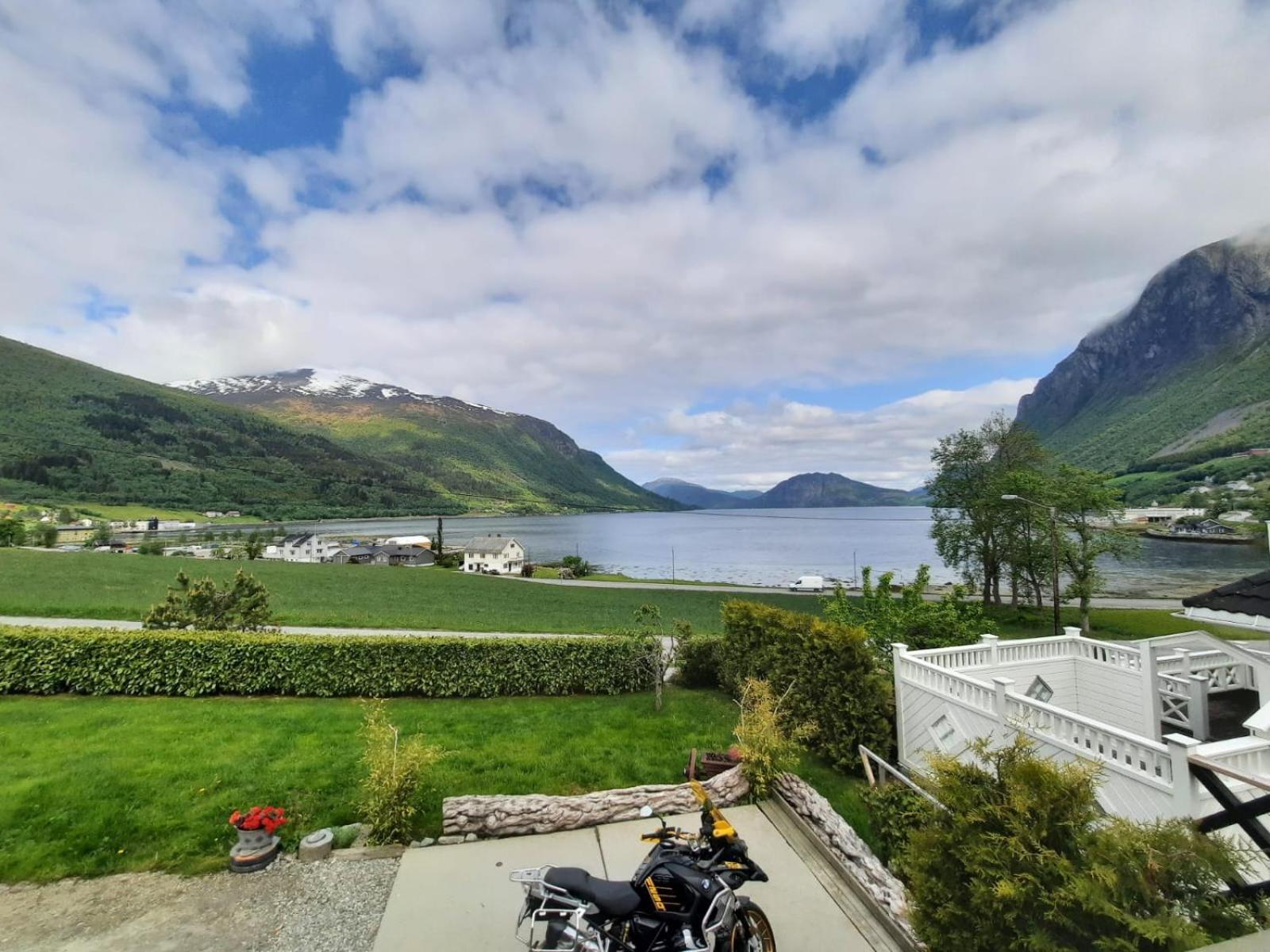 Fjordgaestehaus Holiday home Innfjorden